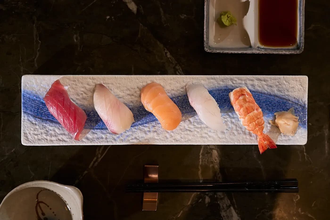 Năm miếng sushi trên khay men trắng xanh, Akimitsu Danang