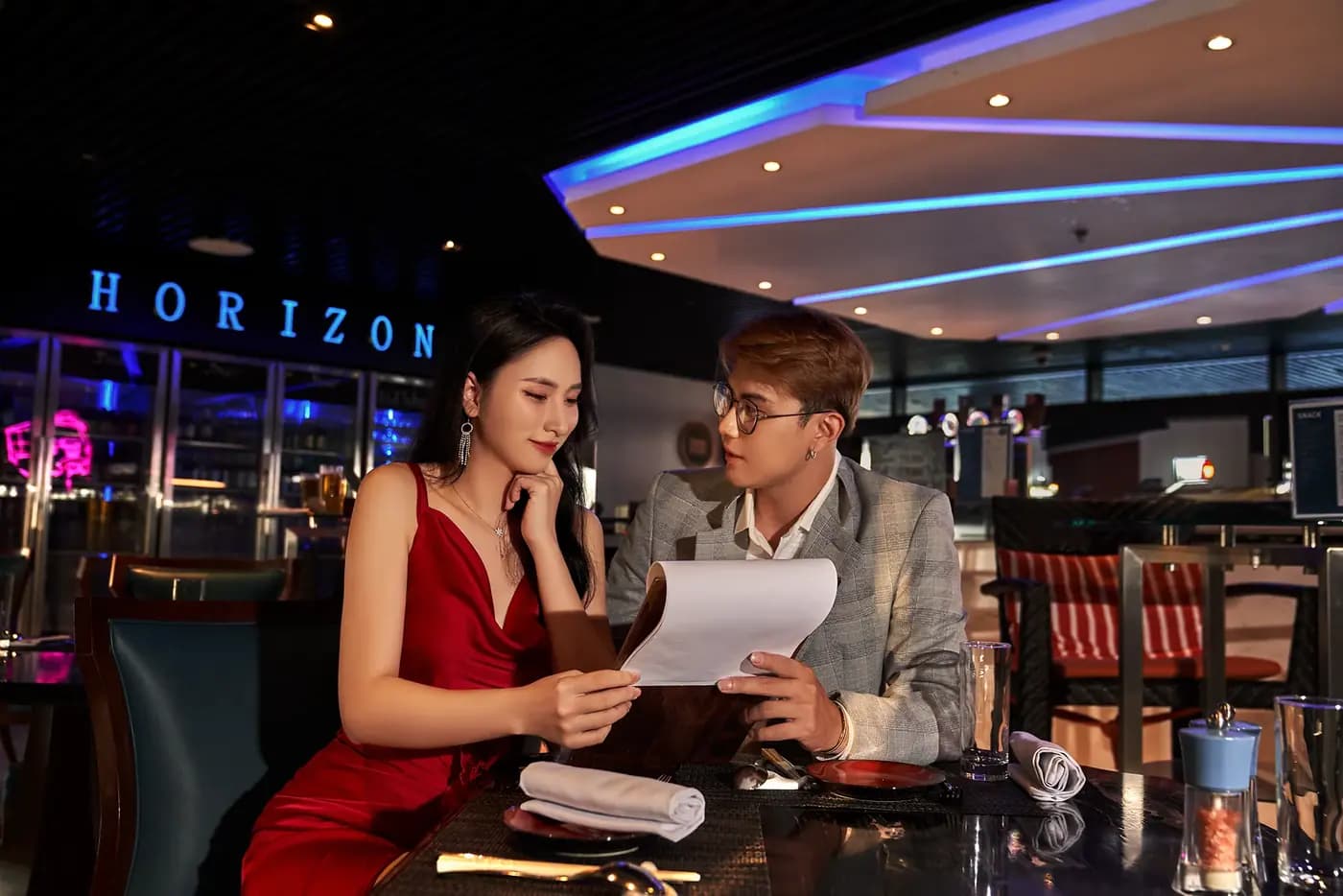 Cặp đôi xem thực đơn tại quầy bar Horizon, Four Points by Sheraton Danang