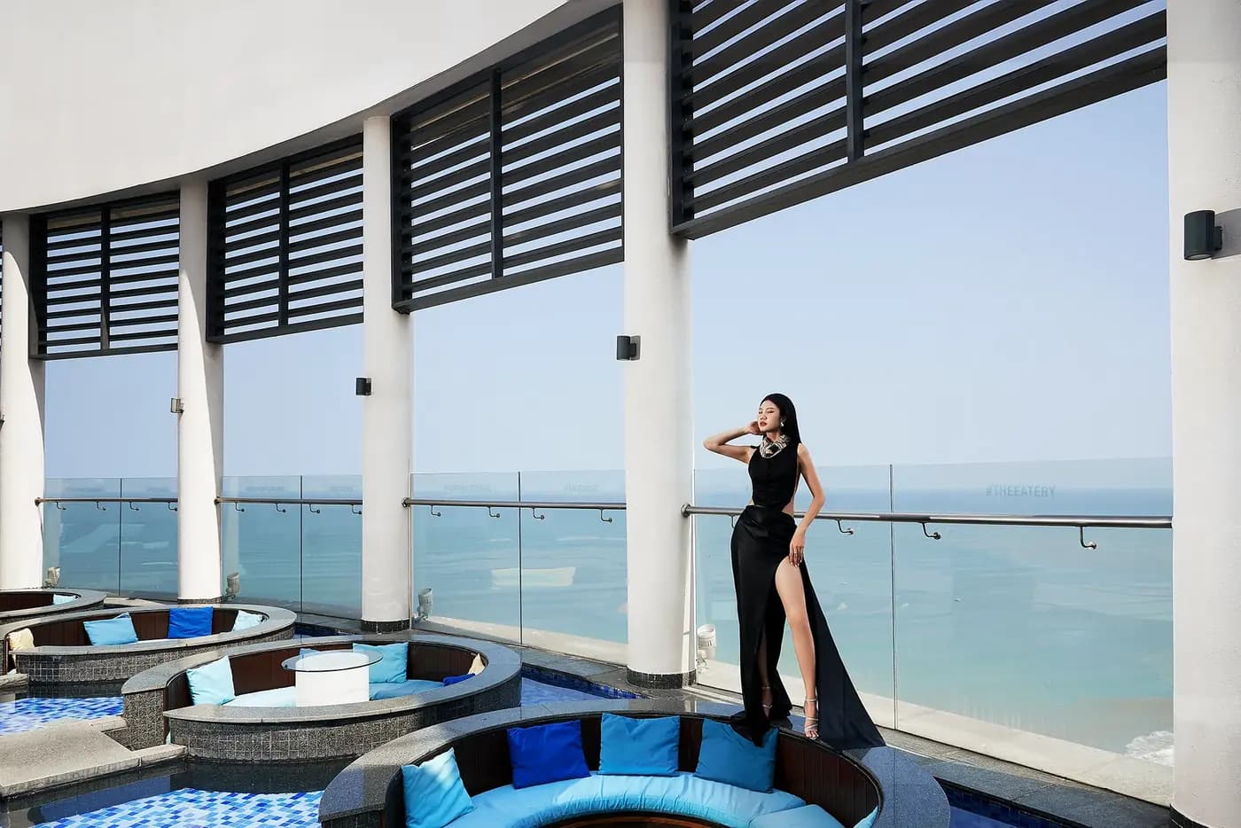 Người mẫu váy đen trên sân thượng hồ bơi nhìn ra biển, Four Points by Sheraton Danang