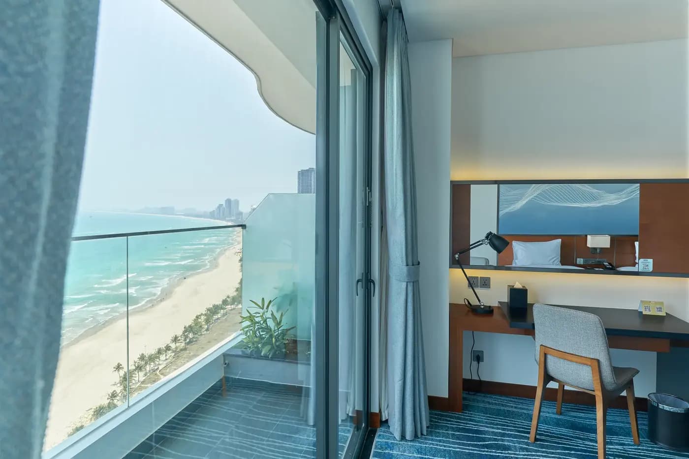 Phòng nghỉ có ban công nhìn xuống bãi biển, Hilton Garden Inn Danang