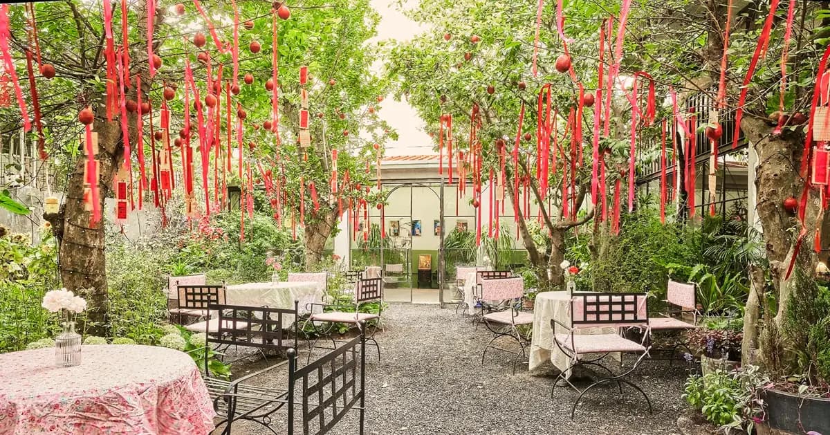 Khu vườn với dải ruy băng đỏ và bàn ngoài trời, Xi Nê Bistro & Jazz