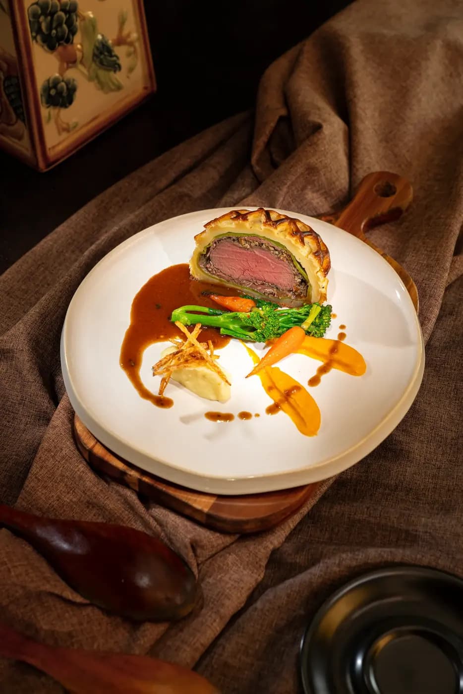 Bò Wellington trên đĩa sứ hoa văn, Xi Nê Bistro & Jazz