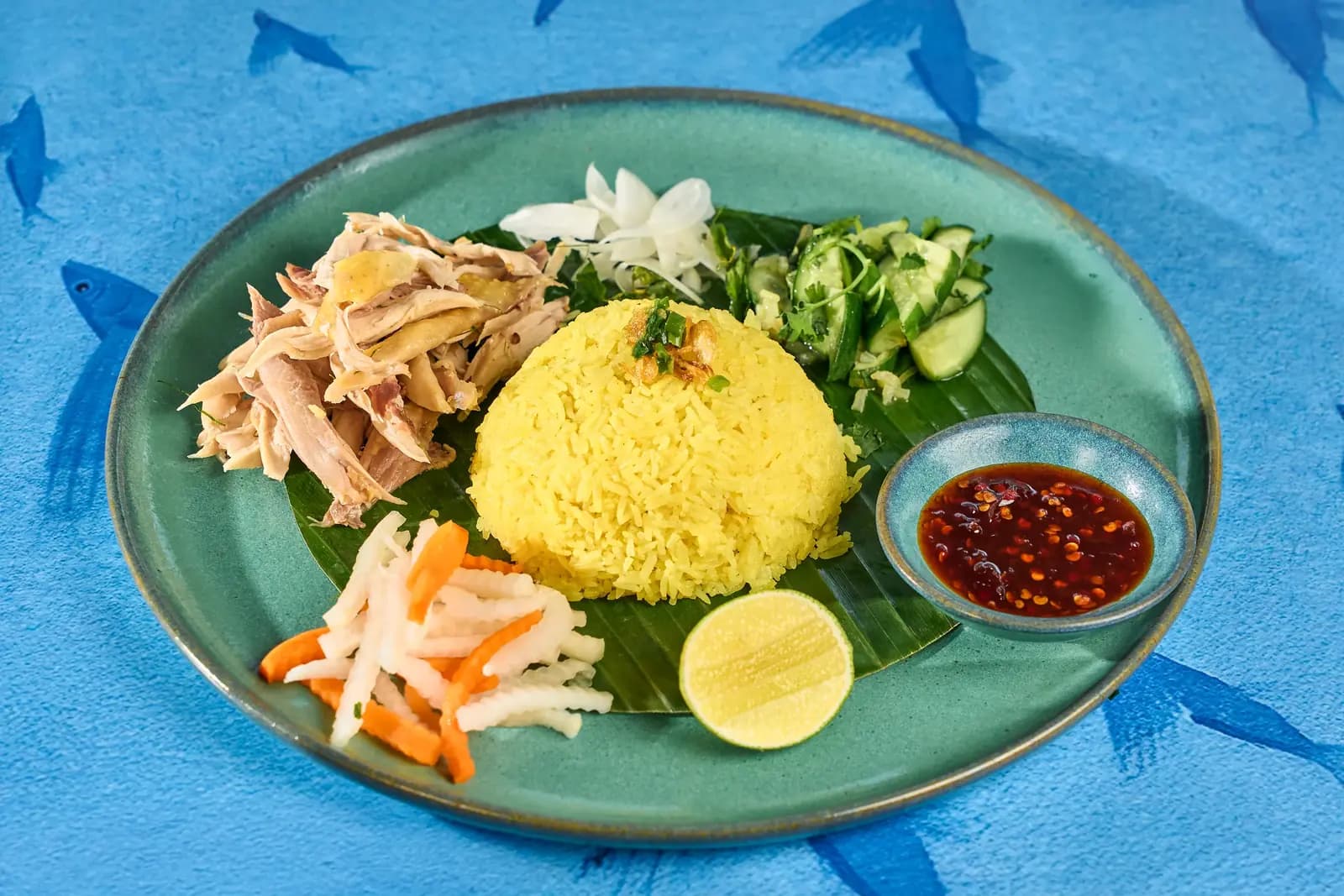 Cơm gà nghệ bày trên đĩa men xanh, nền xanh lam, Premiere Village