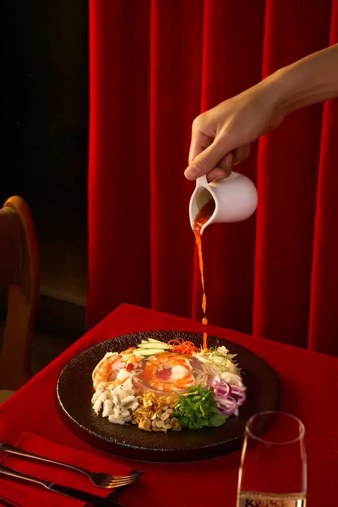 Rót nước sốt lên món ăn trên bàn phủ khăn đỏ, Moulin de Da Nang
