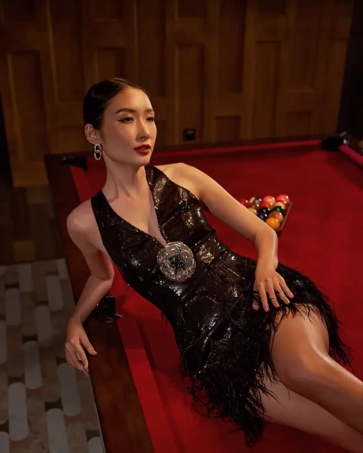 Người mẫu váy đen tựa bàn bi-a đỏ, XITA x Hoiana