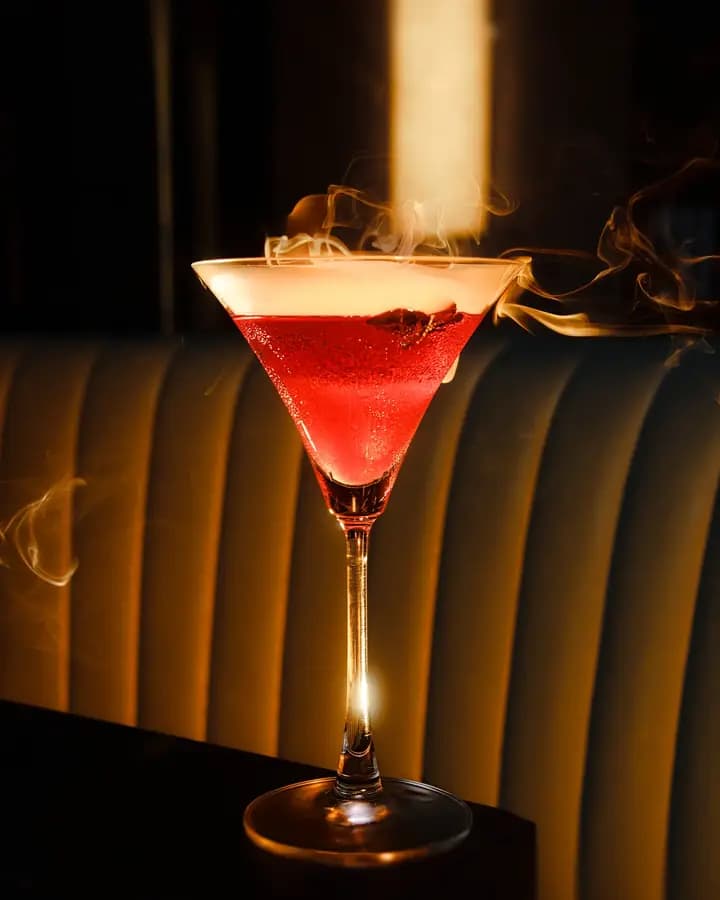 Ly cocktail đỏ trên quầy bar tối, Hilton Garden Inn Danang