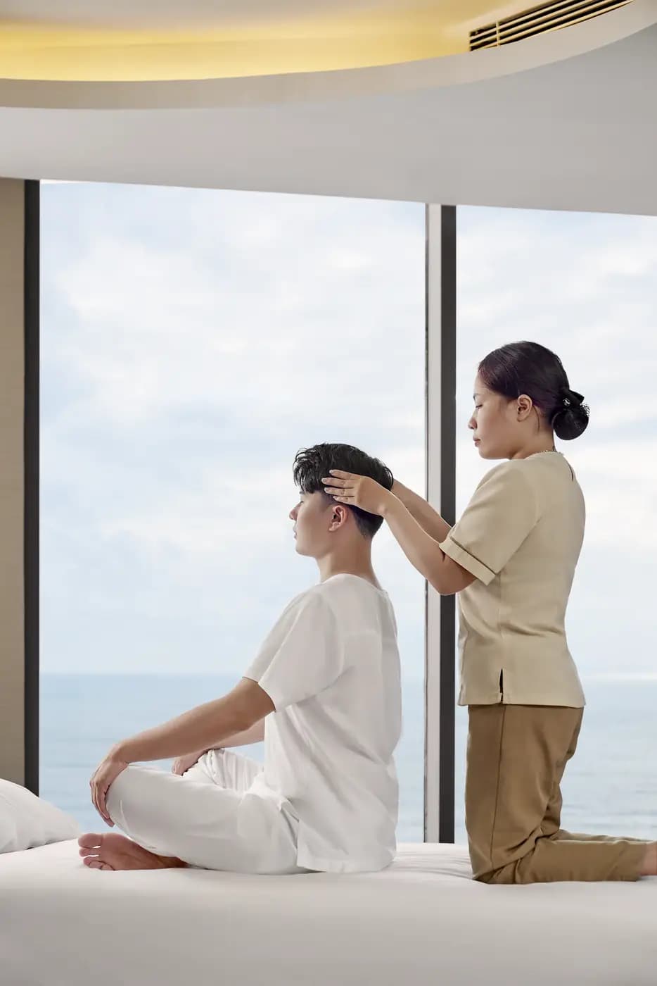 Trị liệu massage đầu bên cửa kính nhìn ra biển, Four Points by Sheraton Danang