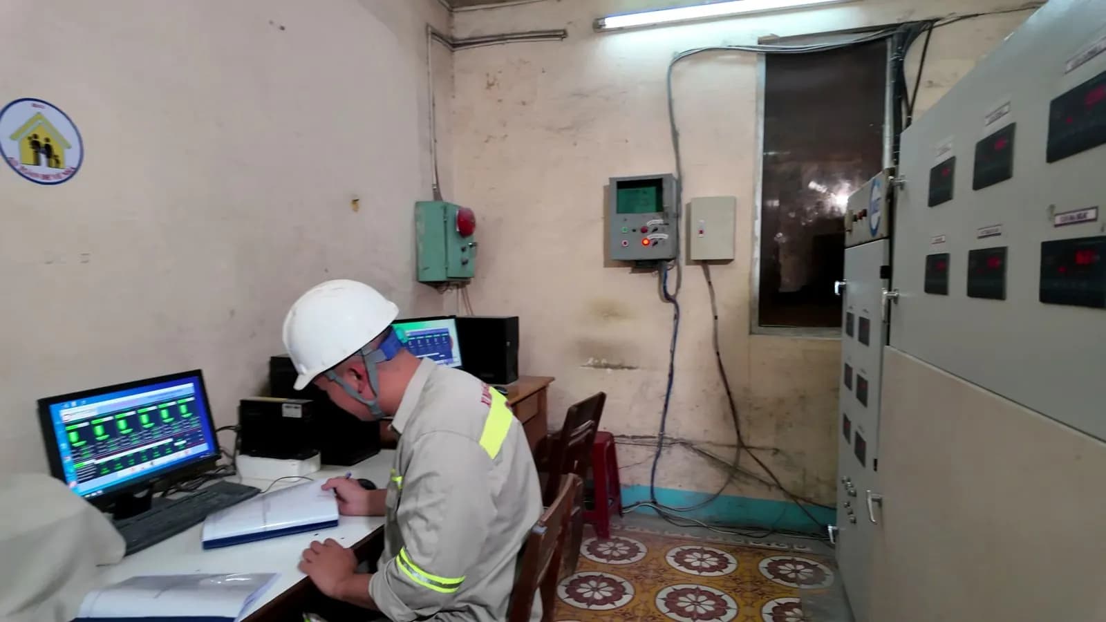 Vận hành viên làm việc trong phòng điều khiển nhà máy