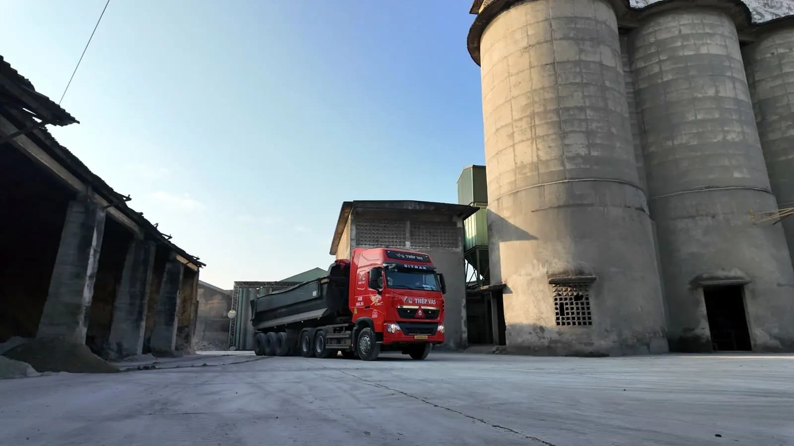 Cụm silo nhà máy và xe tải vận chuyển