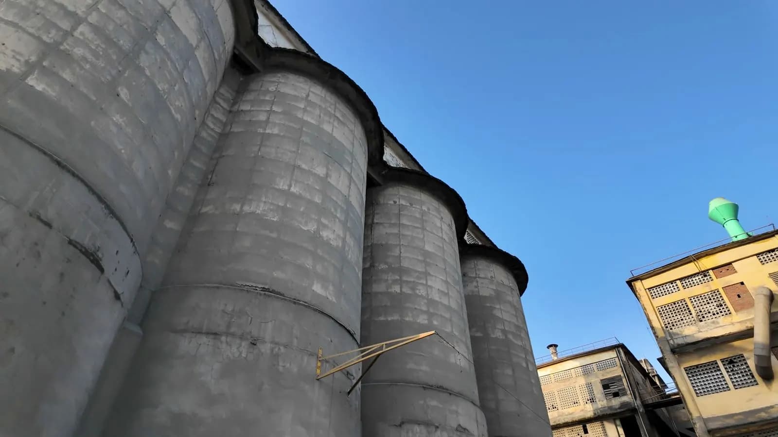 Cụm silo bê tông dưới trời xanh