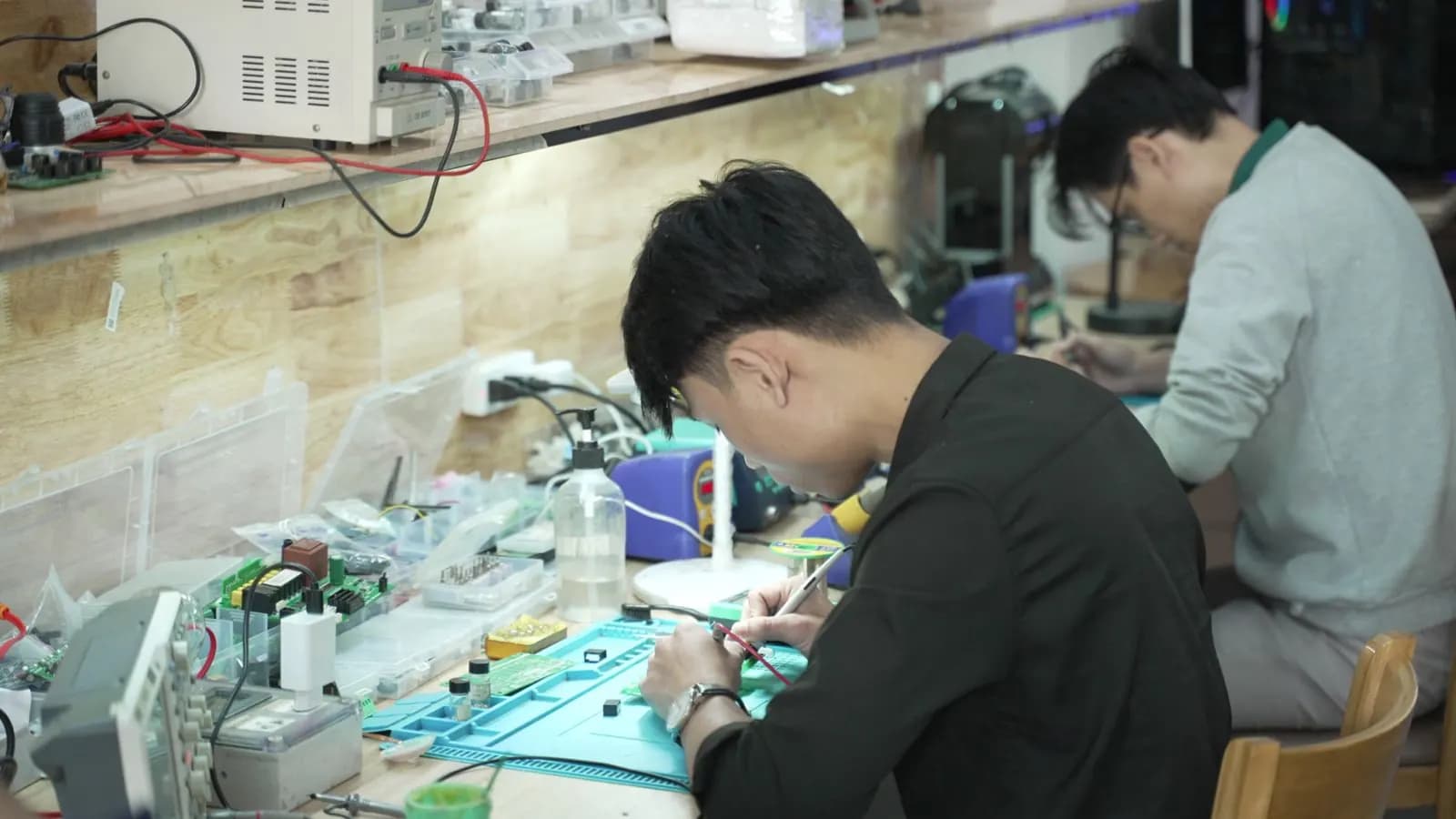 Kỹ thuật viên sửa chữa bo mạch tại xưởng