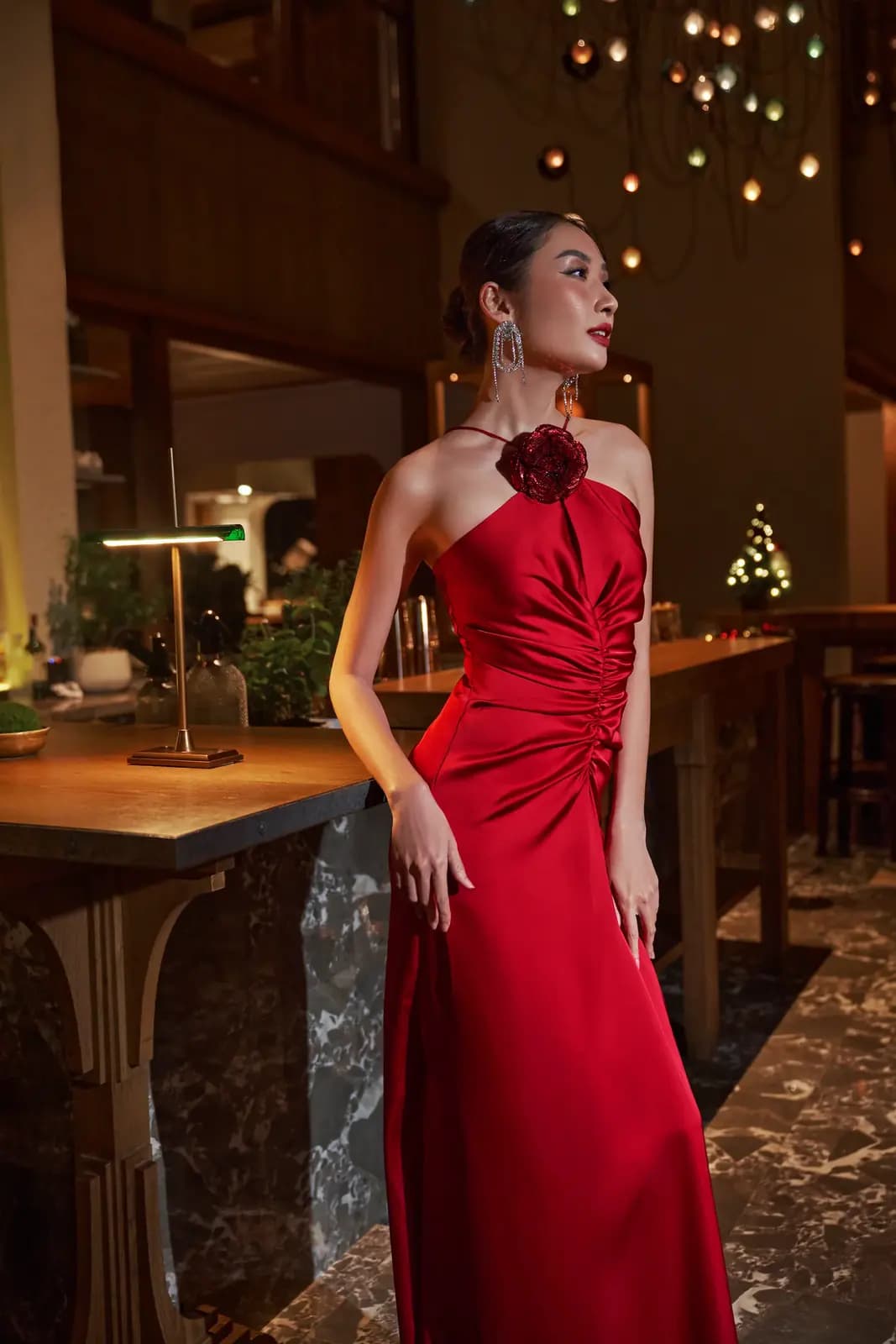 Người mẫu váy đỏ trong bộ ảnh thời trang, XITA x Hoiana