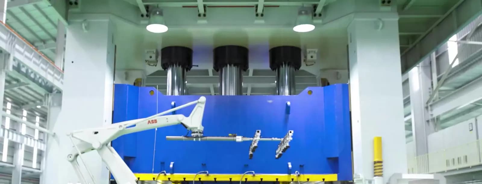 Robot công nghiệp tại dây chuyền ép trong phim doanh nghiệp THACO